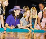 La princesse Mary de Danemark à l'Océanarium de la Mer du Nord de Hirtshals, le 25 août 2011, dernier jour de la croisière princière dans le Jutland à bord du Dannebrog.