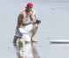 David Beckham s'improvise photographe à la plage à Malibu pour ses fils Brooklyn, Romeo et Cruz, le 27 août 2011