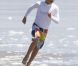 Brooklyn Beckham à la plage à Malibu le 27 août 2011