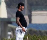 David Beckham affiche un surprenant ventre rebondi sur les plages de Californie lors d'une de ses sessions plages du mois d'août !