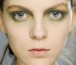   Les couleurs tendance de la rentrée : le kaki  
 Backstage beauté Felipe Oliveira Baptista Automne-Hiver 2011/2012 .  
 &nbsp; 