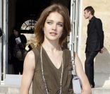   Les couleurs tendance de la rentrée : le kaki  
 Natalia Vodianova adopte déjà la tendance.     
 &nbsp; 