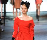   Les couleurs tendance de la rentrée : le rouge.   
 Défilé Lanvin Automne-Hiver 2011/2012.     