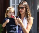 Alessandra Ambrosio entourée de sa fille Anja et de son amoureux Jaime Mazur. Le 31 août à Los Angeles