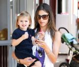 Alessandra Ambrosio entourée de sa fille Anja et de son amoureux Jaime Mazur. Le 31 août à Los Angeles