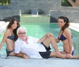 Marc Cerrone, sa femme Jill et leur fille Maora dans leur maison de Saint-Tropez, le 15 août 2011