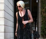 Lindsay Lohan sort d'un centre de dépistage de drogues à Los Angeles, le 1e septembre 2011