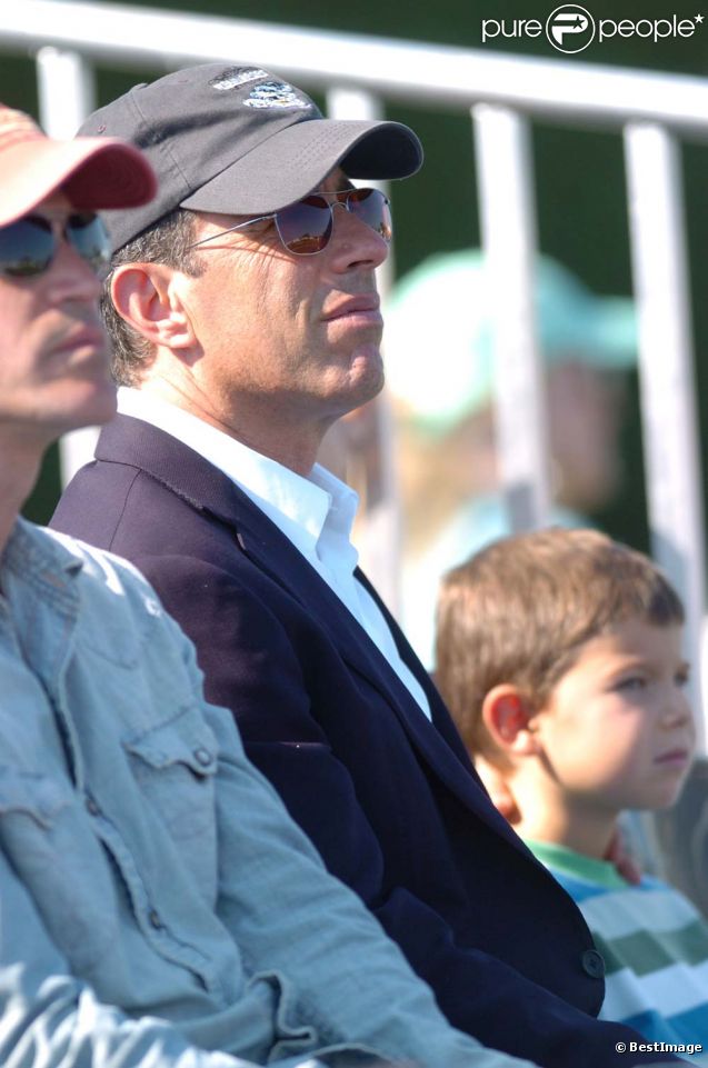 Jerry Seinfeld observe sa fille Sascha lors du Hampton Classic 2011 Horse Show, à Long Island, le 1er septembre 2011.