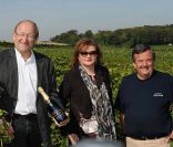 Catherine Jacob, marraine des vendanges 2011 du champagne Nicolas Feuillatte, Épernay le 31 août. Ici en compagnie de Dominique  Pierre,  directeur général et Jean-Pierre Vincent, chef de caves.