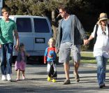 <p>Tori Spelling, enceinte, et son mari Dea McDermott s\'occupent de leurs enfants Liam et Stella en compagnie de Jack Montgommery, le fils de Dean McDermott à la foire de Malibu le 3 septembre 2011</p>
<p>&nbsp;</p>