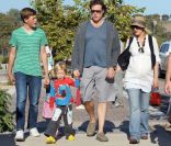 <p>Tori Spelling, enceinte, et son mari Dea McDermott s\'occupent de leurs enfants Liam et Stella en compagnie de Jack Montgommery, le fils de Dean McDermott à la foire de Malibu le 3 septembre 2011</p>
<p>&nbsp;</p>