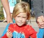 <p>Tori Spelling, enceinte, et son mari Dea McDermott s\'occupent de leurs enfants Liam et Stella en compagnie de Jack Montgommery, le fils de Dean McDermott à la foire de Malibu le 3 septembre 2011</p>
<p>&nbsp;</p>
