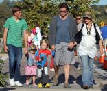 <p>Tori Spelling, enceinte, et son mari Dea McDermott s\'occupent de leurs enfants Liam et Stella en compagnie de Jack Montgommery, le fils de Dean McDermott à la foire de Malibu le 3 septembre 2011</p>
<p>&nbsp;</p>