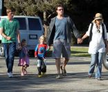 <p>Tori Spelling, enceinte, et son mari Dea McDermott s\'occupent de leurs enfants Liam et Stella en compagnie de Jack Montgommery, le fils de Dean McDermott à la foire de Malibu le 3 septembre 2011</p>
<p>&nbsp;</p>