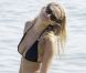 Bar Refaeli profite de ses amis et dévoile son corps de rêve dans un bikini noir à Mykonos le 18 août 2011