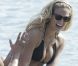 Bar Refaeli profite de ses amis et dévoile son corps de rêve dans un bikini noir à Mykonos le 18 août 2011