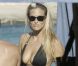 Bar Refaeli profite de ses amis et dévoile son corps de rêve dans un bikini noir à Mykonos le 18 août 2011