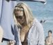 Bar Refaeli profite de ses amis et dévoile son corps de rêve dans un bikini noir à Mykonos le 18 août 2011