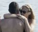 Bar Refaeli profite de ses amis et dévoile son corps de rêve dans un bikini noir à Mykonos le 18 août 2011