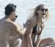 Bar Refaeli profite de ses amis et dévoile son corps de rêve dans un bikini noir à Mykonos le 18 août 2011