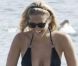 Bar Refaeli profite de ses amis et dévoile son corps de rêve dans un bikini noir à Mykonos le 18 août 2011