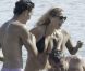 Bar Refaeli profite de ses amis et dévoile son corps de rêve dans un bikini noir à Mykonos le 18 août 2011