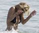 Bar Refaeli profite de ses amis et dévoile son corps de rêve dans un bikini noir à Mykonos le 18 août 2011