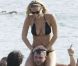 Bar Refaeli profite de ses amis et dévoile son corps de rêve dans un bikini noir à Mykonos le 18 août 2011
