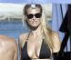 Bar Refaeli profite de ses amis et dévoile son corps de rêve dans un bikini noir à Mykonos le 18 août 2011
