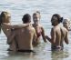 Bar Refaeli profite de ses amis et dévoile son corps de rêve dans un bikini noir à Mykonos le 18 août 2011