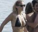 Bar Refaeli profite de ses amis et dévoile son corps de rêve dans un bikini noir à Mykonos le 18 août 2011