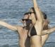 Bar Refaeli profite de ses amis et dévoile son corps de rêve dans un bikini noir à Mykonos le 18 août 2011
