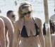 Bar Refaeli profite de ses amis et dévoile son corps de rêve dans un bikini noir à Mykonos le 18 août 2011