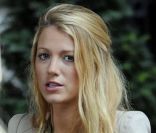 Blake Lively et sa partenaire sur le tournage de Gossip Girl le 7 septembre 2011 à New York.