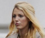 Blake Lively contrariée avec ses bottes, sur le tournage de Gossip Girl le 7 septembre 2011 à New York.