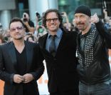 Bono, Davis Guggenheim et The Edge sur le tapis rouge du festival de Toronto le 8 septembre 2011