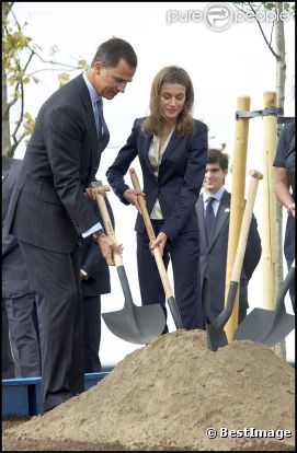 Felipe et Letizia d'Espagne se sont recueillis, dimanche 11 septembre 2011, à la mémoire des victimes des attentats du 11 septembre et ont planté un arbre commémorant ce triste anniversaire dans le parc Juan Carlos de Madrid.