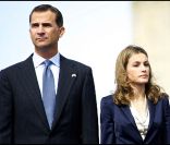 Felipe et Letizia d'Espagne se sont recueillis, dimanche 11 septembre 2011, à la mémoire des victimes des attentats du 11 septembre et ont planté un arbre commémorant ce triste anniversaire dans le parc Juan Carlos de Madrid.