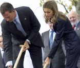 Felipe et Letizia d'Espagne se sont recueillis, dimanche 11 septembre 2011, à la mémoire des victimes des attentats du 11 septembre et ont planté un arbre commémorant ce triste anniversaire dans le parc Juan Carlos de Madrid.