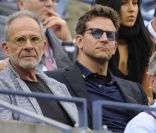Bradley Cooper a assisté à la finale de l'US Open 2011 le dimanche 11 septembre à New York en compagnie de Ron Rifkin et sa femme Iva Rifkin 