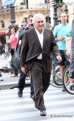 Dominique Strauss-Kahn dans les rues de Paris le 5 septembre 2011. Il s'est rendu dans un magasin Surcouf puis au Louvre.