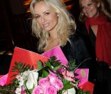 La sublime Adriana Karembeu avec un bouquet de fleurs et sa soeur Natalia en second plan lors de la soirée d'anniversaire d'Adriana Karembeu et de son agent Partick Goavec, au Berkeley, Paris 8ème, lundi 12 septembre 2011