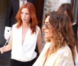 Léa Drucker et Mademoiselle Agnès pour le mariage d'Emma de Caunes, à Saint-Paul-de-Vence, le 10 septembre 2011.