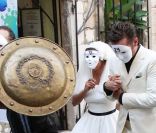 Emma de Caunes et Jamie Hewlett étaient escortés par des gladiateurs armés d'ombrelles pour les protéger des photographes lors de leur mariage à Saint-Paul-de-Vence, le 10 septembre 2011.