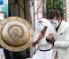 Emma de Caunes et Jamie Hewlett étaient escortés par des gladiateurs armés d'ombrelles pour les protéger des photographes lors de leur mariage à Saint-Paul-de-Vence, le 10 septembre 2011.