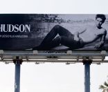 Patrick Schwarzenegger sur une affiche Hudson dans Los Angeles en août 2011