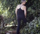 Jamie Lee Curtis cache une trottinette au bord d\'une route de Los Angeles, le 13 septembre 2011.