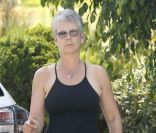 Jamie Lee Curtis cache une trottinette au bord d\'une route de Los Angeles, le 13 septembre 2011.
