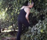 Jamie Lee Curtis cache une trottinette au bord d\'une route de Los Angeles, le 13 septembre 2011.