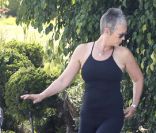 Jamie Lee Curtis cache une trottinette au bord d\'une route de Los Angeles, le 13 septembre 2011.